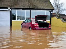 El agua llega casi a la mitad de un auto en Somerset, Reino Unido. EFE  /