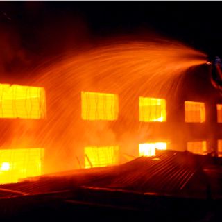 Mueren 109 personas por incendio en Bangladesh