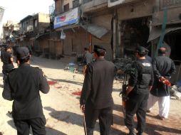 Policías revisan el área donde se presentó la explosión, cuando se realizaba la procesión chiíta, por la festividad de la Ashura. AFP  /