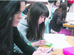 COTIDIANO. Los docentes tendrían que normar el uso de celulares, aunque a veces ellos también interrumpen sus clases por ellos.  /