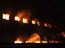 Un incendio en una fábrica textil en las  afueras de la capital de Bangladesh dejó más de 100 muertos. AFP  /