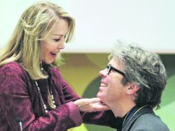 ANTISOLEMNE. Jonathan Franzen se hincó para que le fuera colgada la medalla Salón Literario Carlos Fuentes.  /