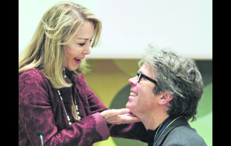 ANTISOLEMNE. Jonathan Franzen se hincó para que le fuera colgada la medalla Salón Literario Carlos Fuentes.  /