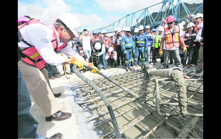 Lleno de petróleo. El Presidente Calderón dio la noticia durante la inauguración de la Planta Criogénica de Poza Rica. NTX  /