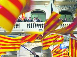 Celebración. Los simpatizantes del partido Convergencia y Unión (CiU) celebran el triunfo en Barcelona. AP  /
