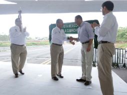 Felipe Calderón acompañado de los gobernadores Javier Duarte de Veracruz y Rafael Moreno Valle de Puebla. NTX  /