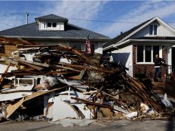Un hombre recoge escombros de una casa dejados por el huracán ''Sandy''. REUTERS  /