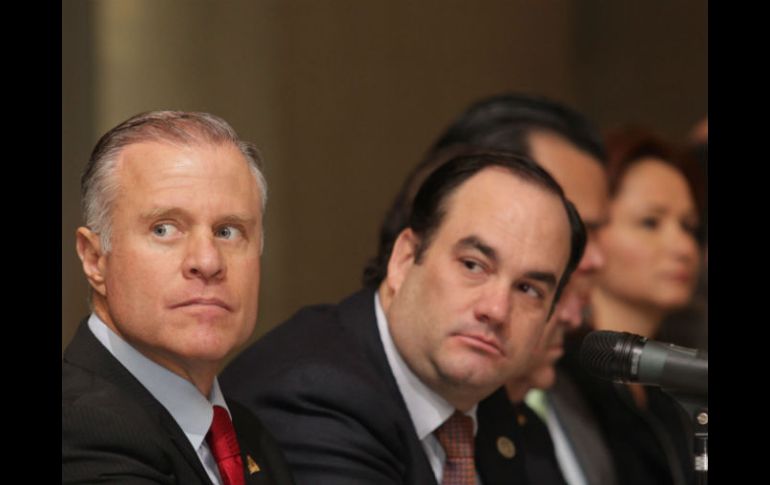 Beckmann González (der) opina que se trata de una problemática que va en detrimento tanto de empresarios como sus empleados.  /