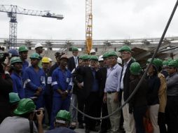 El secretario general de la FIFA, Jérôme Valcke, visitó las obras en compañía de Ronaldo. REUTERS  /
