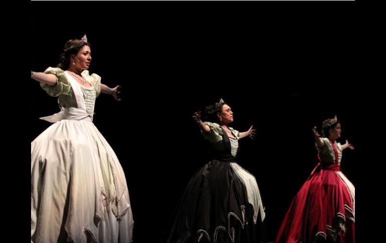 Karla Muñoz Arias, Luz Haydee Bermejo y Verónica de Larrea en la obra ''La emperatriz de la mentira'', que forma parte de la agenda FIL  /