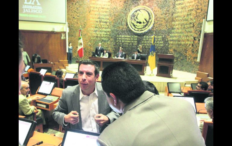 TRICOLOR. Miguel Castro, líder de los diputados del PRI, en sesión del Congreso.  /