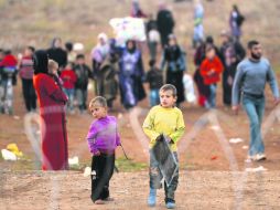 Miedo. Ante la intensificación de los bombardeos, muchas personas han optado por huir hacia los países vecinos. AFP  /