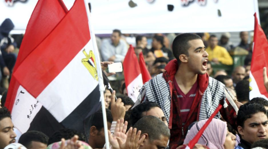 Cientos de protestantes acuden a la plaza Tahrir posponiendo el Festival. EFE  /