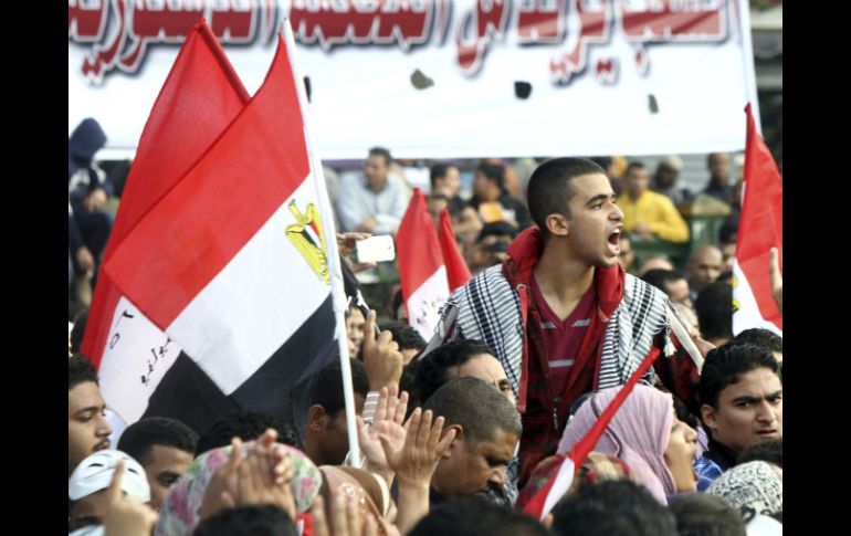 Cientos de protestantes acuden a la plaza Tahrir posponiendo el Festival. EFE  /