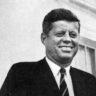 Matrimonio de EU encuentra retrato de JFK escondido