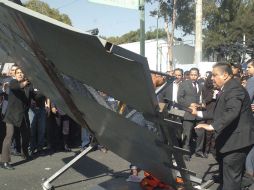 Diputados del PRD, derribaron las vallas colocadas en las inmediaciones del Palacio Legislativo de San Lázaro. NOTIMEX  /