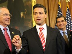 Enrique Peña Nieto (c) durante un encuentro con la líder de la minoría demócrata de la Cámara de Representantes Nancy Pelosi. EFE  /