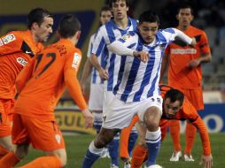 El delantero  de la Real Sociedad, Gonzalo ''Chori'' Castro (d), trata de avanzar ante Fernández (2-i) y Garay (i). EFE  /