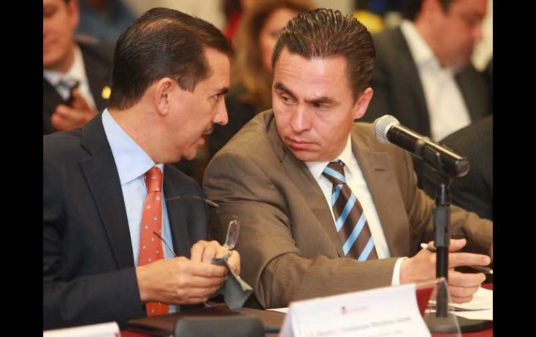 El secretario Martín Mendoza y el presidente de la Comisión de Hacienda, Salvador Rizo.  /