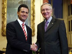En la imagen, Peña saluda al líder demócrata Harry Reid. REUTERS  /