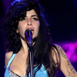 Padre de Winehouse se opone a proyecto teatral sobre su hija