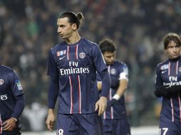 Zlatan Ibrahimovic sale con sus compañeros de la cancha luego de la eliminación de la copa. AP  /