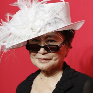 Diseña Yoko Ono línea de ropa inspirada en John Lennon