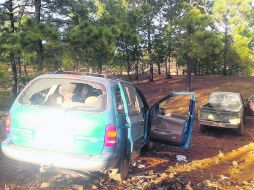 ZONA CALIENTE. Dos de los vehículos asegurados por la Policía del Estado tras el tiroteo. ESPECIAL  /