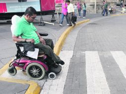 MEJORES. El municipio rehabilitará las aceras dañadas para hacer más accesibles los lugares de tránsito peatonal en el primer cuadro.  /
