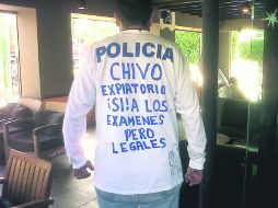 Uno de los cesados protesta. Los comandantes dicen que no se oponen a los exámenes.  /