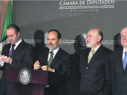 Gustavo Madero con los legisladores Luis Alberto Villarreal, Luis Felipe Bravo Mena y  Santiago Creel en la Cámara de Diputados.  /