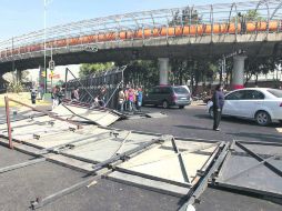 Diputados del PRD y vecinos de la zona tiraron las vallas cercanas al Congreso de la Unión en la Ciudad de México. EL UNIVERSAL  /