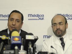Los médicos mexicanos José Antonio Torres (i) y Édgar Nathal (d) informaron sobre el estado de salud del ex guardameta. ARCHIVO  /