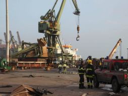 El empleado desaparecido se encontraba en una grúa cuando el fuerte viento arrojó la máquina al mar. EFE  /