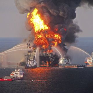 Estados Unidos prohibe cerrar contratos a BP