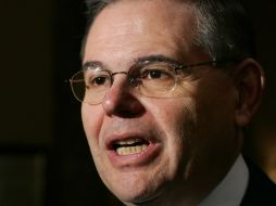 El senador demócrata Robert Menéndez se dice comprometido para establecer una reforma migratoria. AP  /