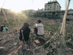 Destrozos en la franja. Palestinos observan en Gaza los restos de lo que fue un estadio de futbol. AFP  /