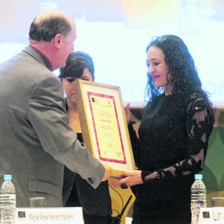 Lina Meruane recibe el premio Sor Juana