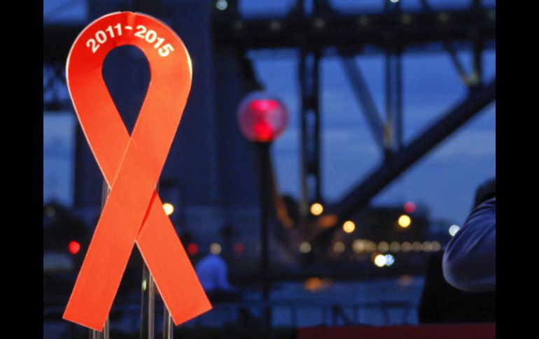 La expresión ''lazo rojo'' se escribe con minúsculas iniciales y sin entrecomillar. ARCHIVO  /