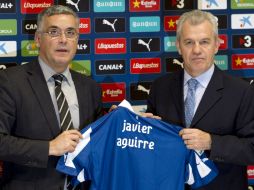 El presidente del Espanyol, Joan Collet (i), junto a Javier Aguirre durante la rueda de prensa. EFE  /