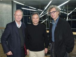 El presidente de la Academia de las Artes de Berlín (i), el cineasta Wim Wenders (d) y su colega Ang Lee. EFE  /