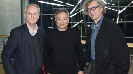 El presidente de la Academia de las Artes de Berlín (i), el cineasta Wim Wenders (d) y su colega Ang Lee. EFE  /