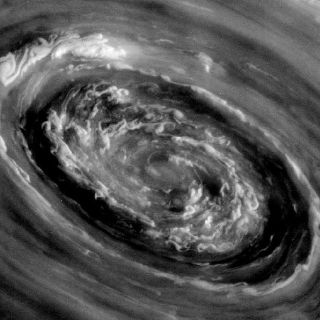 Captan súper huracán en Saturno