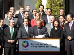 El Presidente Felipe Calderón firmó la promulgación del decreto que reforma la Ley Federal del Trabajo. NTX  /