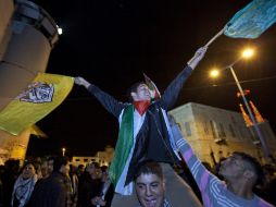 Cientos de palestinos celebraron el reconocimiento en la ONU en Ramala, Cisjordania, en la plaza principal. EFE  /