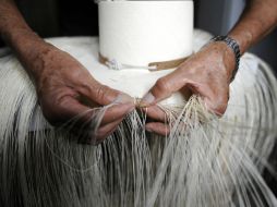 Una artesana ecuatoriana en la elaboración de los ''toquilla'', sombrero de paja. AFP  /