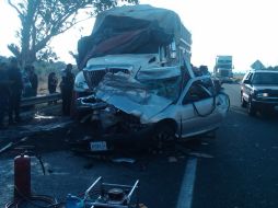 El accidente automovilístico ocurrió aproximadamente 500 metros antes de llegar a la Glorieta de ingreso a Zapotlanejo.  /