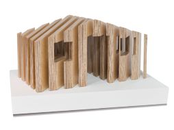 Los artistas recrearon una casa modelo a escala de las que se construyen en los asentamientos en Latinoamérica. ARCHIVO  /