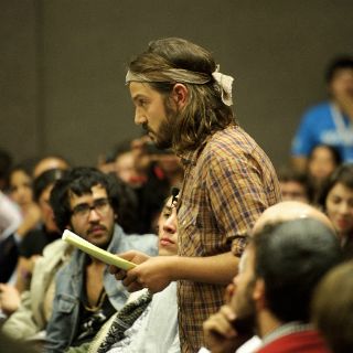 Diego Luna deja oír su aullido en la FIL