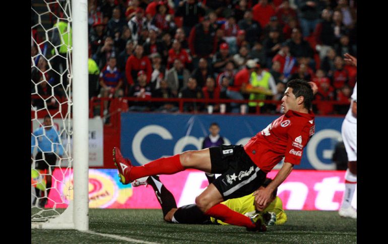Pablo Aguilar remata para anotar el segundo gol de Xolos. MEXSPORT  /